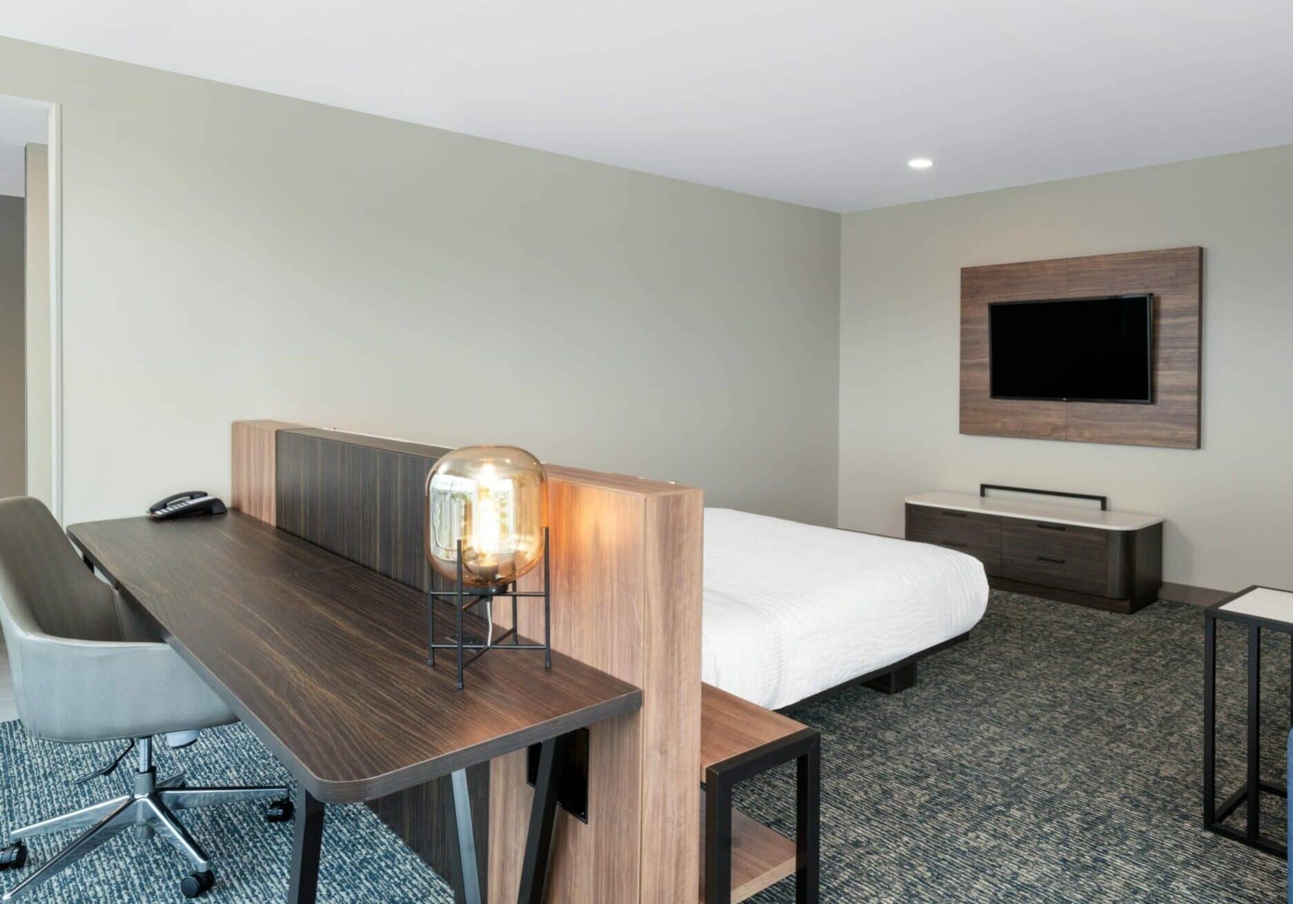 La-Quita-Nashville-King-Bed-Mobility-Accessible-Corner-Suite-scaled-landscape-10b2530409244094c80009ce1b05f17d-